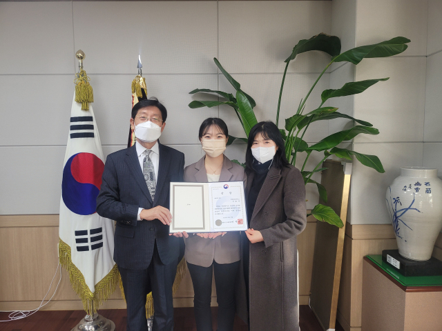 계명문화대 유아교육과 이송아(가운데) 학생 글로벌 역량강화 유공 교육부장관상을 수상했다. 계명문화대 제공