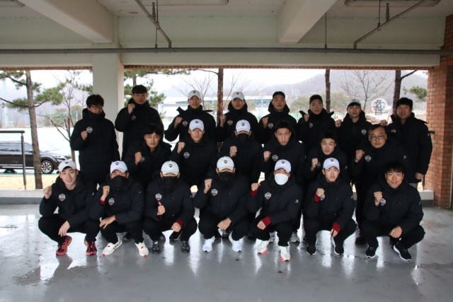 김천상무가 15일 경남 창원으로 전지훈련을 떠났다. 김천상무는 올해 K리그1 승격을 목표로 한다. 김천상무 제공