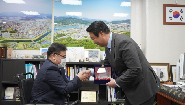 이영석 한국장애인연맹 회장이 장애인의 정보 격차 해소 및 정보접근권 확대를 위한 의정활동에 감사의 마음을 담아 정희용 국민의힘 의원(고령성주칠곡)에게 감사패를 전달하고 있다. 정희용 의원실 제공