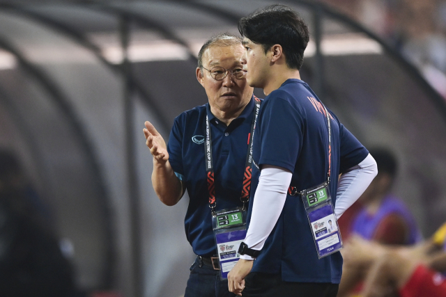 박항서 베트남 축구 대표팀 감독이 지난 13일 2022 아세안축구연맹(AFF) 미쓰비시일렉트릭컵 태국과 결승1차전에서 선수에게 지시를 내리고 있다. 연합뉴스