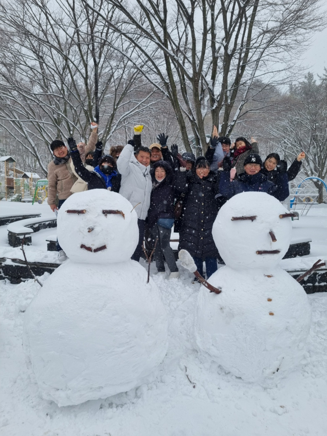 울릉크루즈 후원으로 바다여행을 떠난 봉화 매몰광산 생환 광부 박정하 씨 가족이 15일 눈 내리는 울릉도 나리분지에서 건강과 행복을 비는 소망눈사람을 만들었다. 울릉크루즈 제공