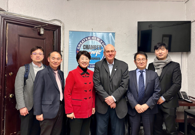 이달희(왼쪽 세 번째) 경북도 경제부지사가 뉴욕상공회의소 마크 제프(왼쪽 네 번째) 회장과 만나 상호협력 논의를 했다. 경북도 제공