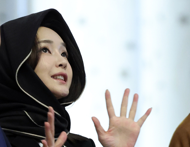 윤석열 대통령과 함께 아랍에미리트(UAE)를 국빈 방문 중인 김건희 여사가 15일(현지시간) 이슬람 관습에 따라 여성들이 머리를 감싸는 샤일라를 착용하고 아부다비 셰이크 자이드 그랜드 모스크를 방문하고 있다. 연합뉴스