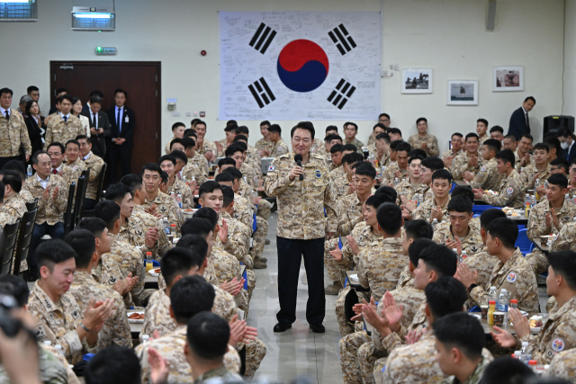 아랍에미리트(UAE)를 국빈 방문 중인 윤석열 대통령이 15일(현지시간) 현지에 파병중인 아크부대를 방문, 장병들을 격려하고 있다. 연합뉴스