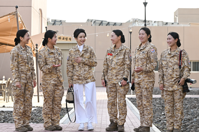 아랍에미리트(UAE)를 국빈 방문 중인 윤석열 대통령과 함께 15일(현지시간) 오후 아부다비에 파병중인 아크부대를 방문한 김건희 여사가 여군 장병들과 대화하고 있다. 연합뉴스