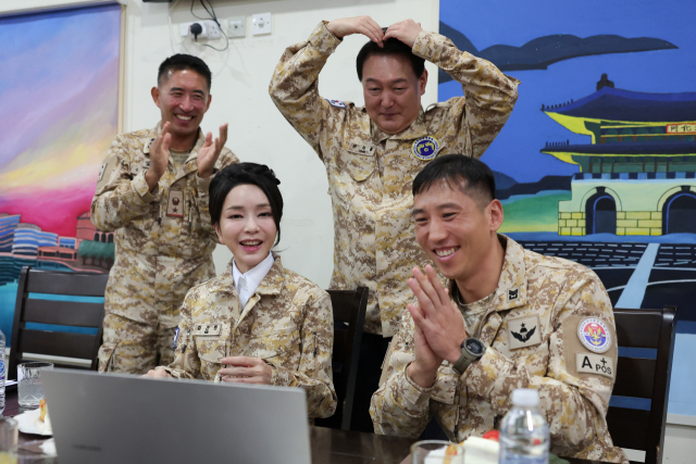 아랍에미리트(UAE)를 국빈 방문 중인 윤석열 대통령과 김건희 여사가 15일(현지시간) 아부다비 파병중인 아크부대를 방문, 한 부사관 가족과 영상통화를 하고 있다. 연합뉴스