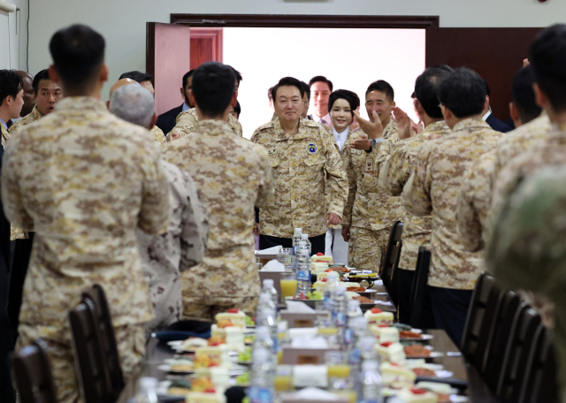 아랍에미리트(UAE)를 국빈 방문 중인 윤석열 대통령과 김건희 여사가 15일(현지시간) 현지에 파병 중인 아크부대를 방문, 장병들의 박수를 받으며 행사장으로 입장하고 있다. 연합뉴스