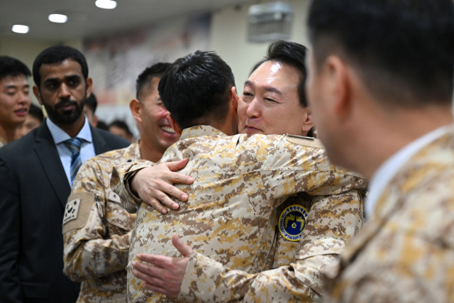 아랍에미리트(UAE)를 국빈 방문 중인 윤석열 대통령이 15일(현지시간) 현지에 아부다비에 파병된 아크부대를 방문, 한 장병을 안아주고 있다. 연합뉴스