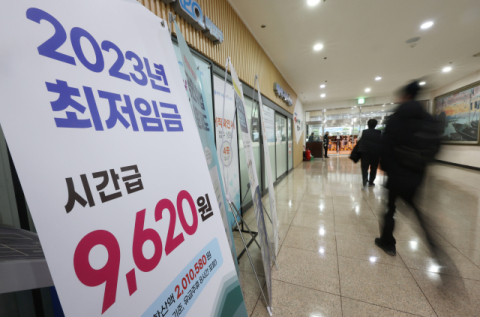 껑충 뛴 물가, 돈 쓸 게 없네…지출 늘어 실질임금 감소