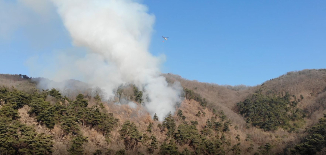 지난 12일 오후 1시 37분쯤 경북 구미시 옥성면의 한 야산에서 불이나 현장지휘에 효과적인 소방드론을 투입했고 다행히 큰 피해없이 진압했다. 구미소방서 제공