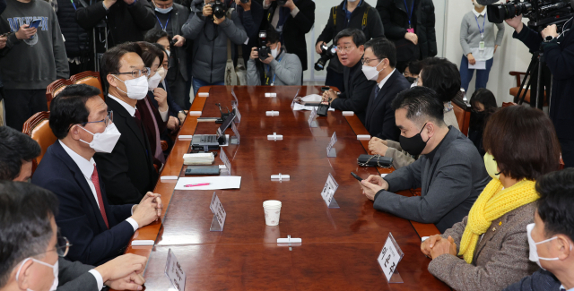 전해철 더불어민주당 의원이 16일 국회 의원회관에서 열린 초당적 정치개혁 의원모임에서 발언하고 있다. 연합뉴스