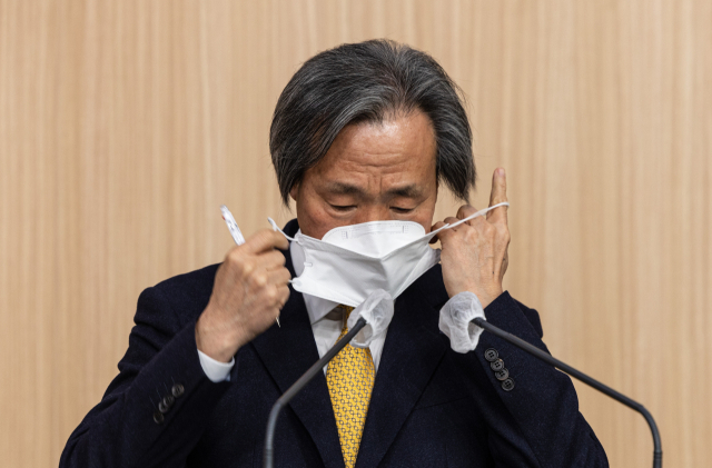 정기석 코로나19 특별대응단장 겸 국가감염병위기대응자문위원장이 16일 오전 서울 종로구 정부청사별관에서 열린 코로나19 대응 중대본 브리핑에 입장한 뒤 마스크를 벗고 있다. 정 단장은 최근 유행세에 대해 