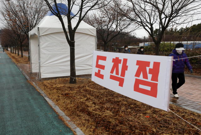15일 오후 대구 삼성라이온즈 파크 옆 도로에 택시요금 인상에 따른 도로주행검사소가 설치돼 있다. 16일부터 대구 택시요금이 인상됨에 따라 택시 5천300여 대에 대한 도로 주행 검사와 미터기 조정이 20일까지 진행된다. 우태욱 기자 woo@imaeil.