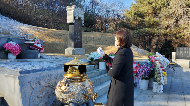 나경원 전 국민의힘 의원이 16일 서울 동작구 국립현충원을 찾아 참배했다. 나경원 전 의원 페이스북