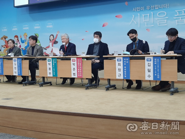 16일 경산시청 대회의실에서 열린 경산 이노베이션 아카데미 추진방향 토론회에서 학계와 네이버 카카오 등 기업 관계자들이 토론을 하고 있다. 김진만 기자