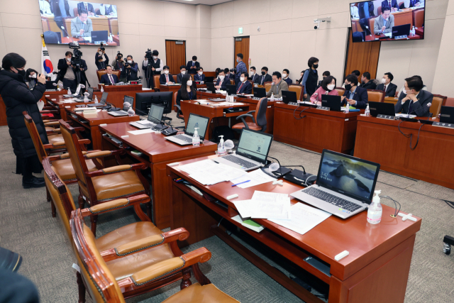 16일 오후 국회 법제사법위원회 전체회의에서 더불어민주당 위원들이 김도읍 위원장에게 항의하며 회의장을 떠나 여당과 시대전환 조정훈 의원만이 자리를 지키고 있다. 연합뉴스