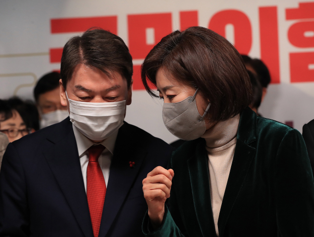 국민의힘 나경원 전 의원과 안철수 의원이 지난 11일 서울 여의도 국민의힘 중앙당사에서 열린 국민의힘 서울시당 신년인사회에서 대화하고 있다. 연합뉴스