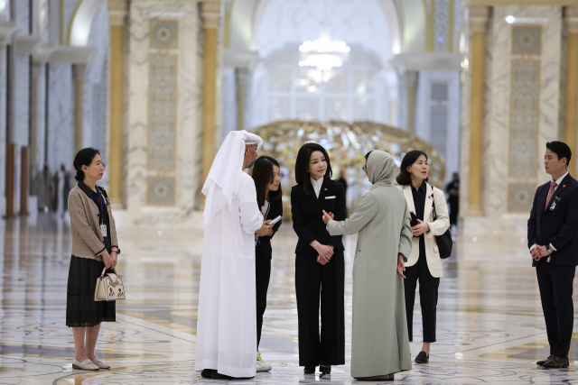 윤석열 대통령과 함께 아랍에미리트(UAE)를 국빈 방문 중인 김건희 여사가 15일(현지시간) 아부다비 대통령궁을 방문, 내부를 둘러보고 있다. 연합뉴스