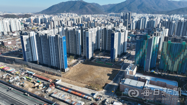 17일 대구 달서구 대천동 일대에서 바라본 월배3중학교 부지의 모습. 안성완 기자 asw0727@imaeil.com