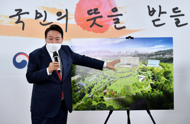 윤석열 대통령이 지난해 3월 20일 오전 서울 종로구 삼청동 대통령직인수위원회 회견장에서 대통령실 용산 이전과 관련해 기자회견을 하고 있는 모습. 자료사진 연합뉴스