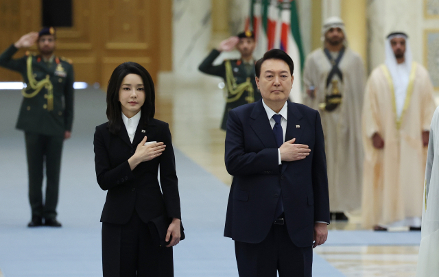 아랍에미리트(UAE)를 국빈 방문 중인 윤석열 대통령이 15일(현지시간) 아부다비 대통령궁 광장에서 열린 공식 환영식에서 국기에 경례하고 있다. 연합뉴스