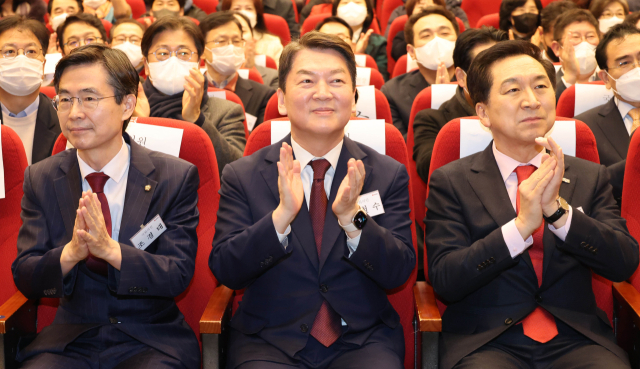 15일 국회에서 열린 서울시 양천구 해누리타운에서 열린 국민의힘 서울 양천갑 당원대회에서 당대표에 출마한 김기현·안철수·조경태 의원(오른쪽부터)이 박수를 치고 있다. 연합뉴스