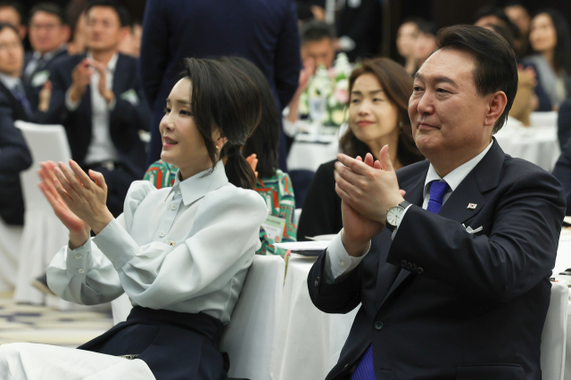 아랍에미리트(UAE)를 국빈 방문 중인 윤석열 대통령과 김건희 여사가 14일(현지시간) 아부다비 한 호텔에서 열린 UAE 동포간담회에서 박수치고 있다. 자료사진 연합뉴스