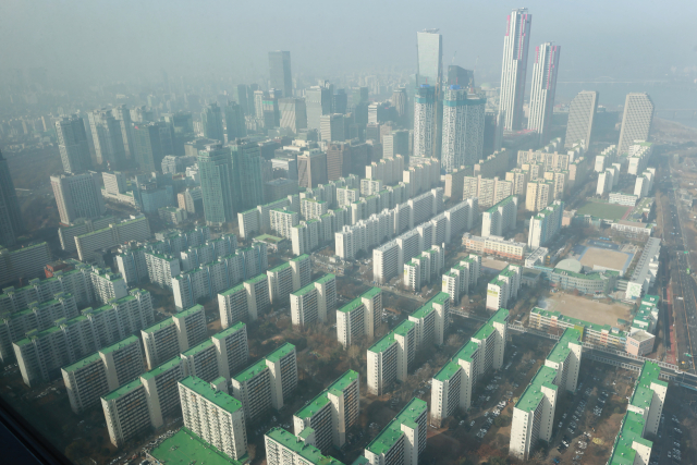 서울 강남3구(서초·강남·송파)와 용산구를 제외한 모두 규제지역이 부동산 규제에서 풀리면서 분양시장에 온기가 돌 조짐이다. 대규모 미분양이 우려됐던 단지들의 계약률이 오르고, 건설사들이나 정비사업 조합들도 신규 분양 계획 수립을 서두르는 등 발빠른 변화가 감지된다. 사진은 8일 서울 여의도 63스퀘어 전망대에서 바라본 아파트. 연합뉴스