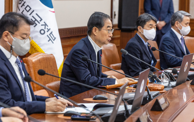 한덕수 국무총리가 17일 오전 서울 종로구 정부서울청사에서 열린 국무회의에서 안건을 설명하고 있다. 연합뉴스