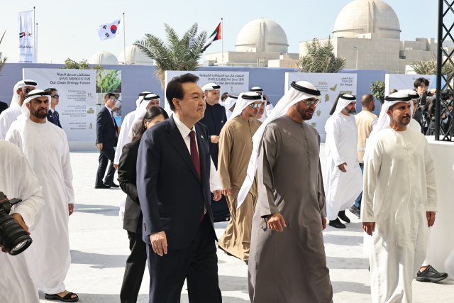 아랍에미리트(UAE)를 국빈 방문 중인 윤석열 대통령이 지난 1월 바라카 원자력발전소에서 열린 바라카 원전 3호기 가동식에서 무함마드 빈 자예드 알 나흐얀 UAE 대통령 등 참석자들과 행사장으로 향하고 있다. 연합뉴스