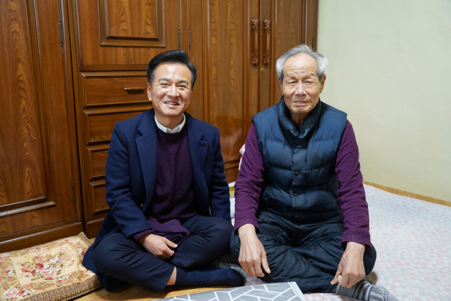 (왼쪽)주시경 대구본부세관장 16일 대구 달서구에 거주하는 6·25참전 국가유공자 김모 씨(89) 가정을 방문해 환담을 나누고 후원물품을 전달하며 국가를 위한 헌신에 예우와 감사를 표했다. 대구본부세관 제공