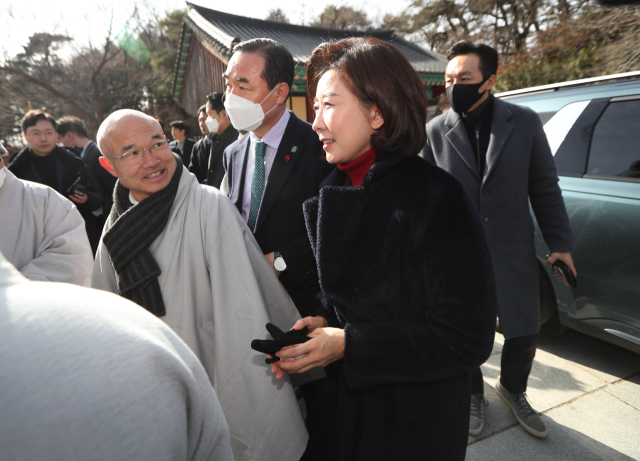 국민의힘 나경원 전 의원이 17일 대구 동구 팔공총림 동화사를 방문하고 있다. 연합뉴스