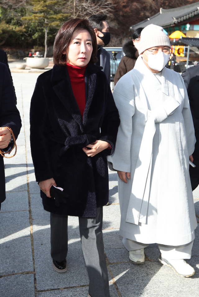 국민의힘 나경원 전 의원이 17일 대구 동구 팔공총림 동화사를 방문하고 있다. 연합뉴스