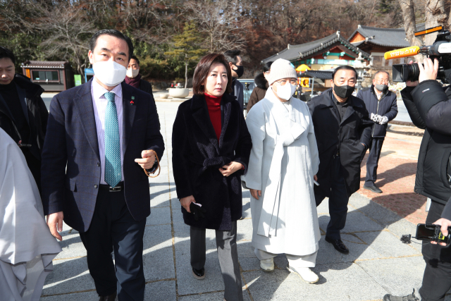 국민의힘 나경원 전 의원이 17일 대구 동구 팔공총림 동화사를 방문하고 있다. 연합뉴스