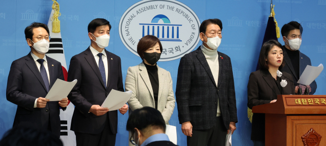 이태원 참사 국조특위 야3당 위원들이 13일 오후 서울 여의도 국회 소통관에서 특별수사본부의 이태원 참사 수사 결과 발표 관련 기자회견을 하고 있다. 연합뉴스