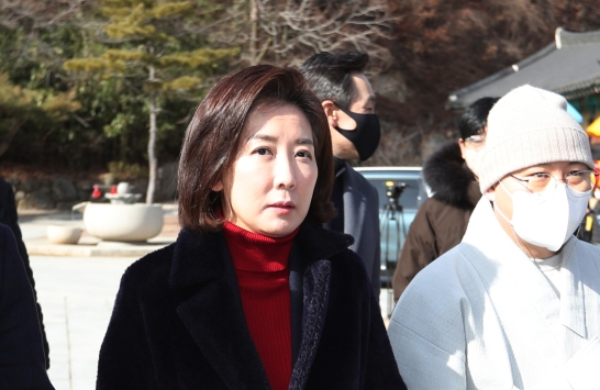 국민의힘 나경원 전 의원이 17일 대구 동구 팔공총림 동화사를 방문하고 있다. 연합뉴스