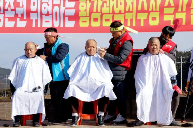 이종철 군의원과 정봉훈 군의원 , 이만우 합천청년연합회장이 17일 황강죽고지구 하천정비사업 현장사무실 앞에서 삭발을 하고 있다. 황강취수장관련군민대책위 제공