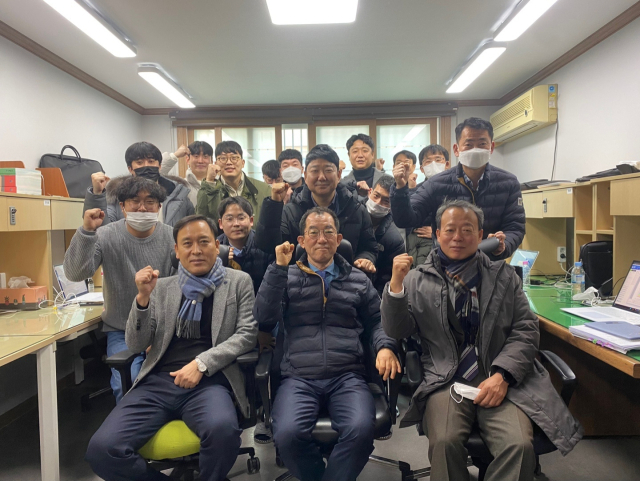 김순곤(앞줄 가운데) 도시개발국장을 비롯한 경주시 간부공무원들이 지난 16일 시 합동설계작업장을 방문해 조기 발주를 위해 애쓰는 직원을 격려하고 기념촬영을 하고 있다. 경주시 제공