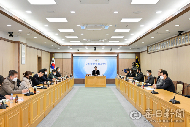 영덕군교육발전위원회가 17일 임시 이사회를 열고 신임 이사와 감사에 대한 임명장을 수여했다. 영덕군 제공