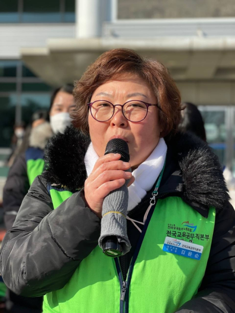 17일 오전 10시 30분 대구노동청 앞에서 열린 인지유치원 특수교육실무원 원직복직 촉구 집회에서 김윤순 전국교육공무직본부 대구지부장이 발언하고 있다. 전국교육공무직본부 대구지부 제공