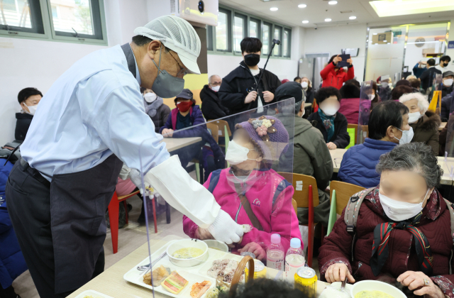 국민의힘 정진석 비상대책위원장이 17일 오전 당 약자와의동행위원회와 서울 서대문노인종합복지관을 찾아 설맞이 봉사활동을 펼치고 있다. 연합뉴스