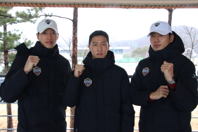 김천상무의 주장으로 선임된 이영재(가운데)와 부주장 문경건(왼쪽), 임승겸. 김천상무 제공