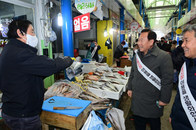 박현국 봉화군수가 상가를 찾아 생활용품을 직접 사고 있다. 봉화군 제공