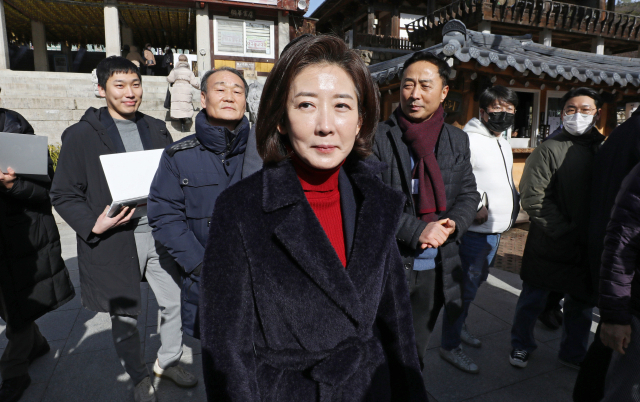 나경원 전 국민의힘 의원이 17일 대구 동구 팔공총림 동화사 예방을 마친 뒤 취재진의 질문을 받으며 차량으로 이동하고 있다. 김영진 기자 kyjmaeil@imaeil.com