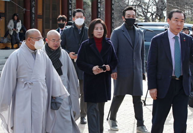 나경원 전 국민의힘 의원이 17일 대구 동구 팔공총림 동화사를 찾아 대웅전으로 이동하고 있다. 김영진 기자 kyjmaeil@imaeil.com