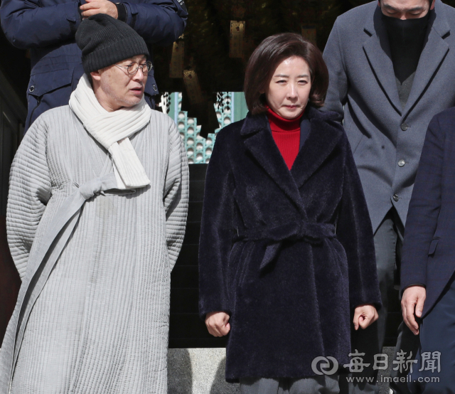 국민의힘 나경원 전 의원이 17일 대구 동구 팔공총림 동화사를 방문 한 뒤 대웅전을 나서고 있다. 김영진 기자 kyjmaeil@imaeil.com