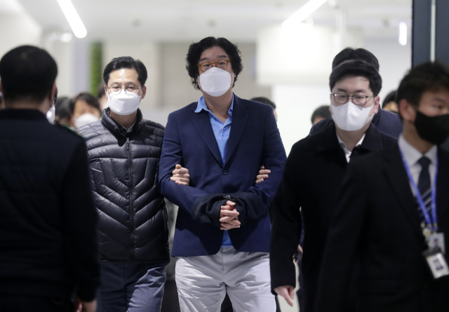 8개월간 도피 끝에 태국에서 붙잡힌 김성태 전 쌍방울그룹 회장이 17일 인천국제공항을 통해 입국하고 있다. 연합뉴스