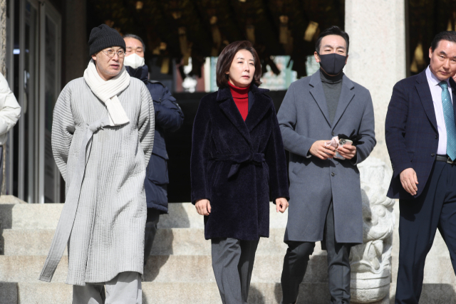 국민의힘 나경원 전 의원이 17일 대구 동구 팔공총림 동화사를 방문하고 있다. 연합뉴스