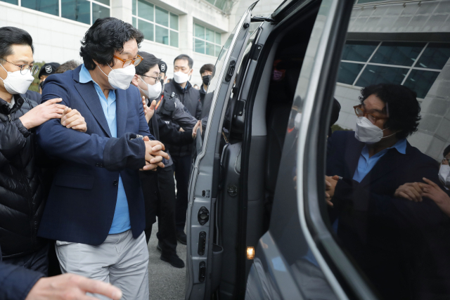 8개월간 도피 끝에 태국에서 붙잡힌 김성태 전 쌍방울그룹 회장이 17일 인천국제공항을 통해 입국, 수원지검으로 압송되고 있다. 연합뉴스