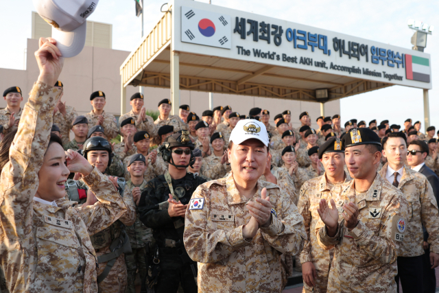 아랍에미리트(UAE)를 국빈 방문 중인 윤석열 대통령과 김건희 여사가 15일(현지시간) 아부다비에 파병중인 아크부대를 방문, 명예 아크부대원 모자를 받은 뒤 기뻐하고 있다. 연합뉴스